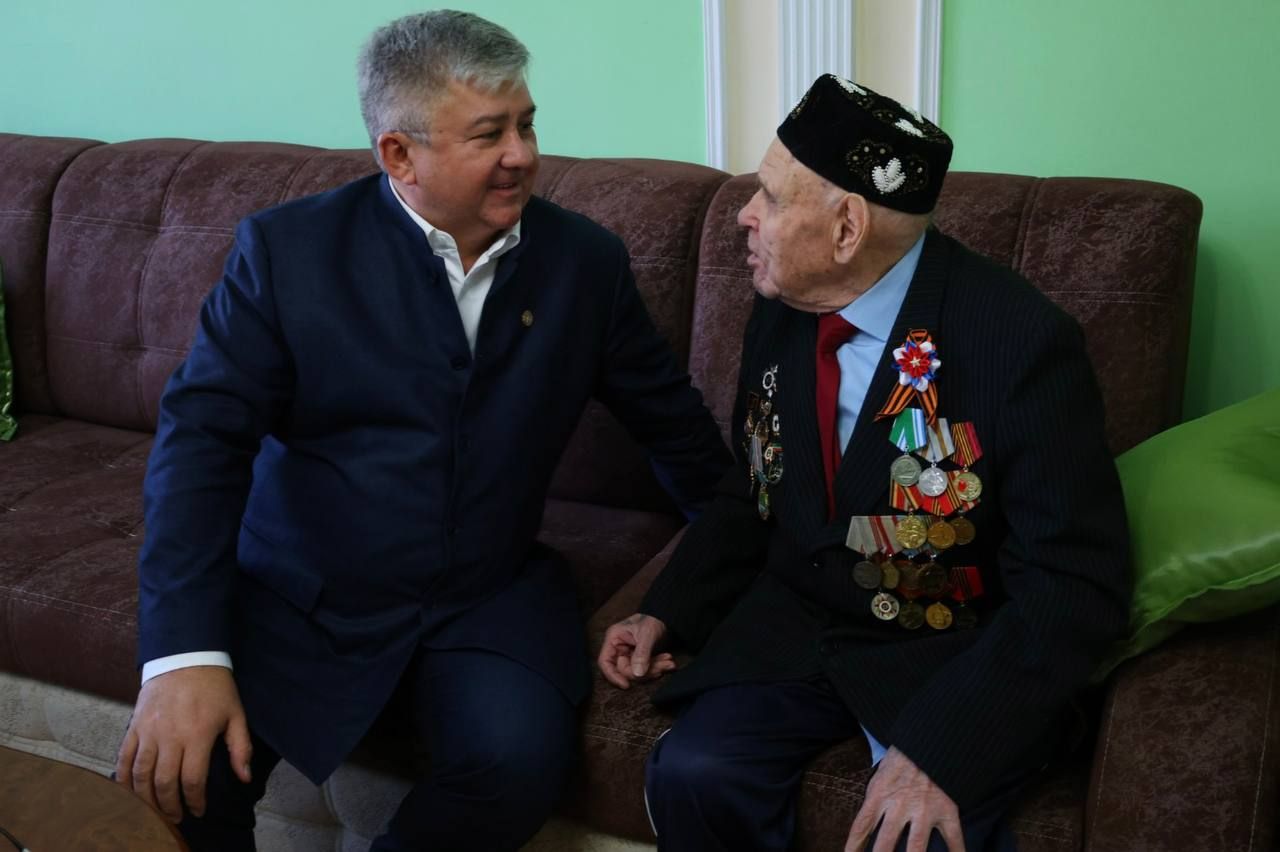 Михаил Афанасьев Яңа ел алдыннан Бөек Ватан сугышы ветераннарында булды