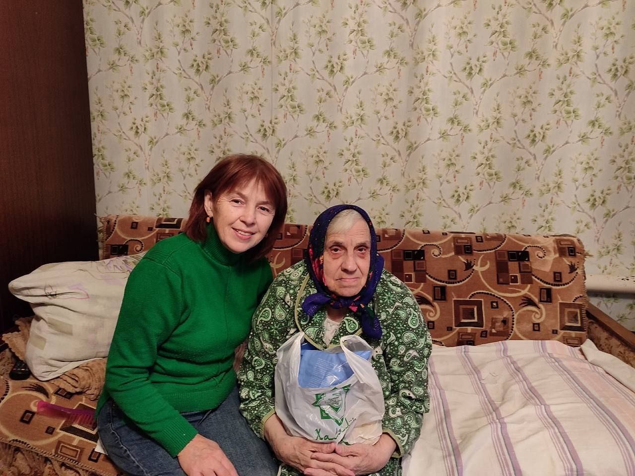 Бишнәдә Халыкара инвалидлар көне уңыеннан авылдашларына күчтәнәчләр тапшырганнар