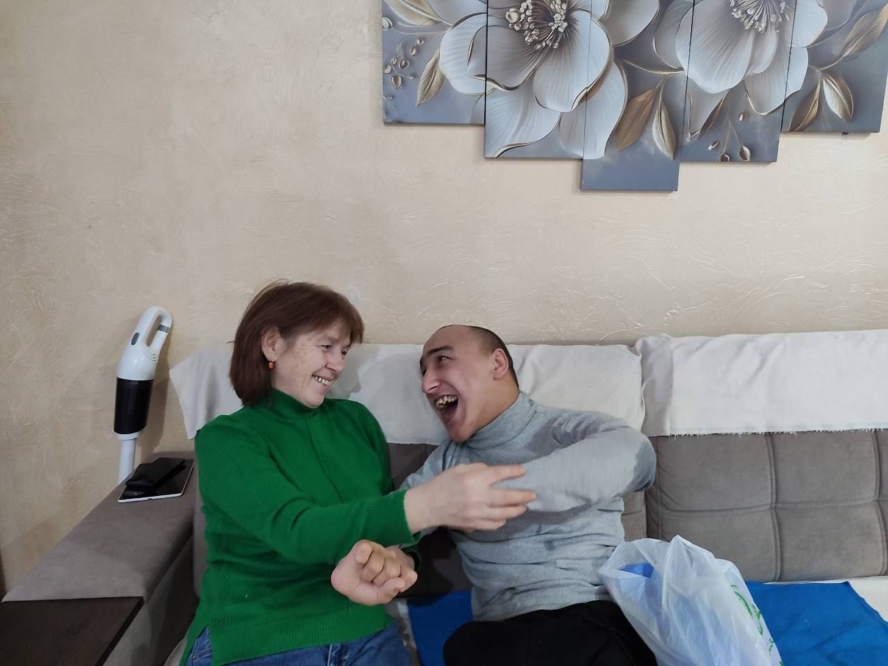 Бишнәдә Халыкара инвалидлар көне уңыеннан авылдашларына күчтәнәчләр тапшырганнар