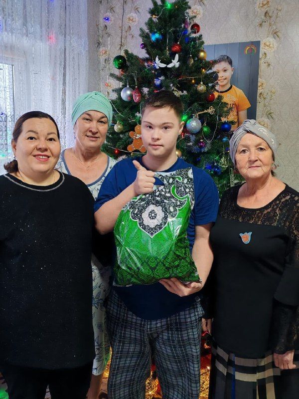 Олы Шырдан авылында физик мөмкинлекләре чикле кешеләргә күчтәнәчләр өләштеләр