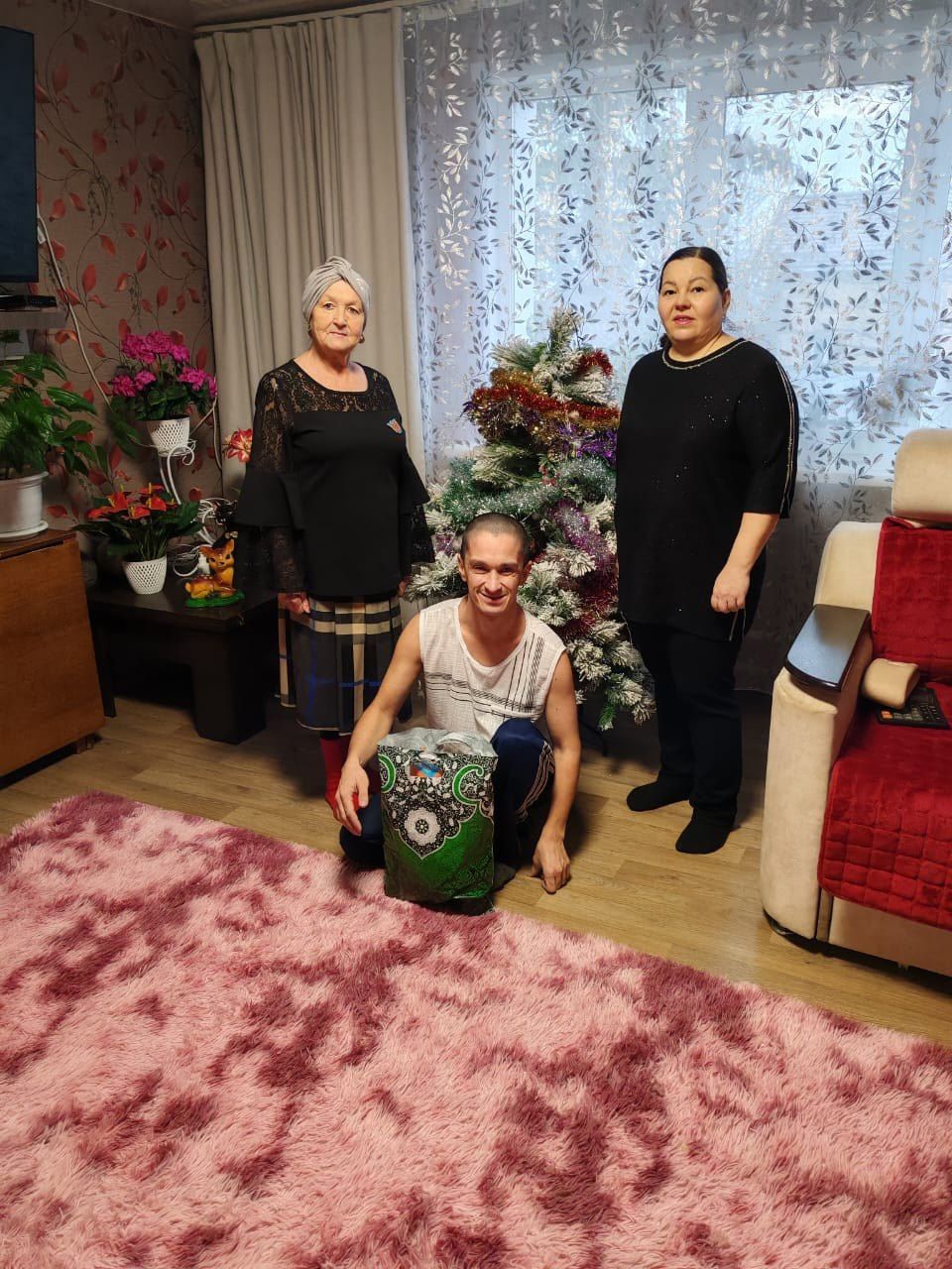 Олы Шырдан авылында физик мөмкинлекләре чикле кешеләргә күчтәнәчләр өләштеләр
