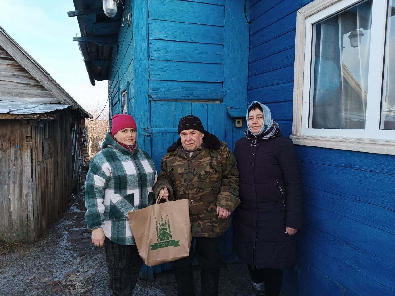 Олы ачасырлылар физик мөмкинлеге чикләнгән авылдашларына бүләкләр тапшырды