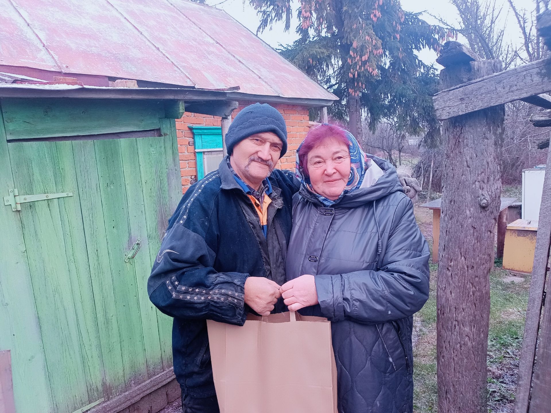 Олы ачасырлылар физик мөмкинлеге чикләнгән авылдашларына бүләкләр тапшырды