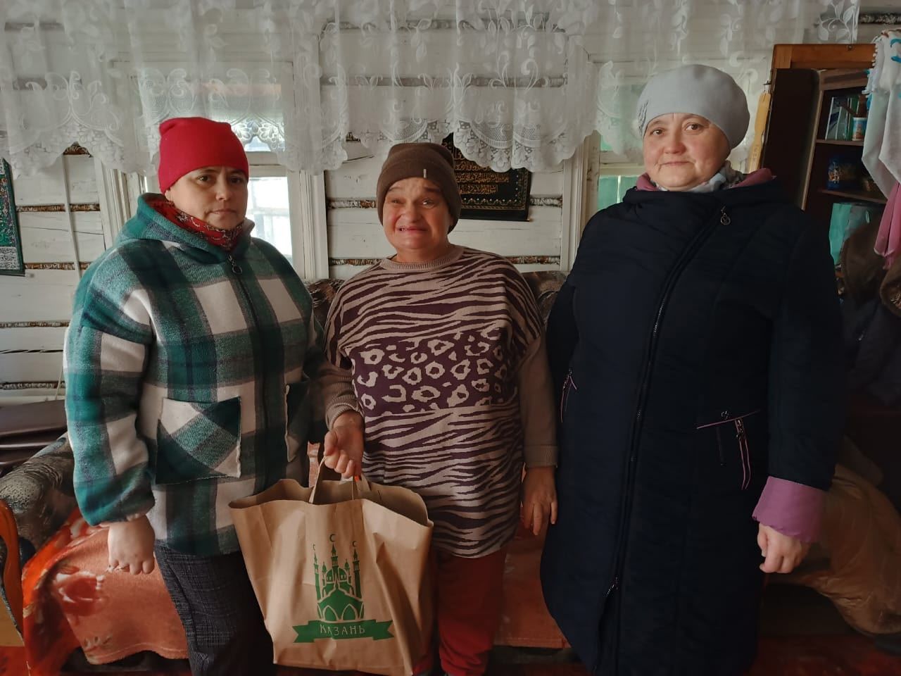 Олы ачасырлылар физик мөмкинлеге чикләнгән авылдашларына бүләкләр тапшырды