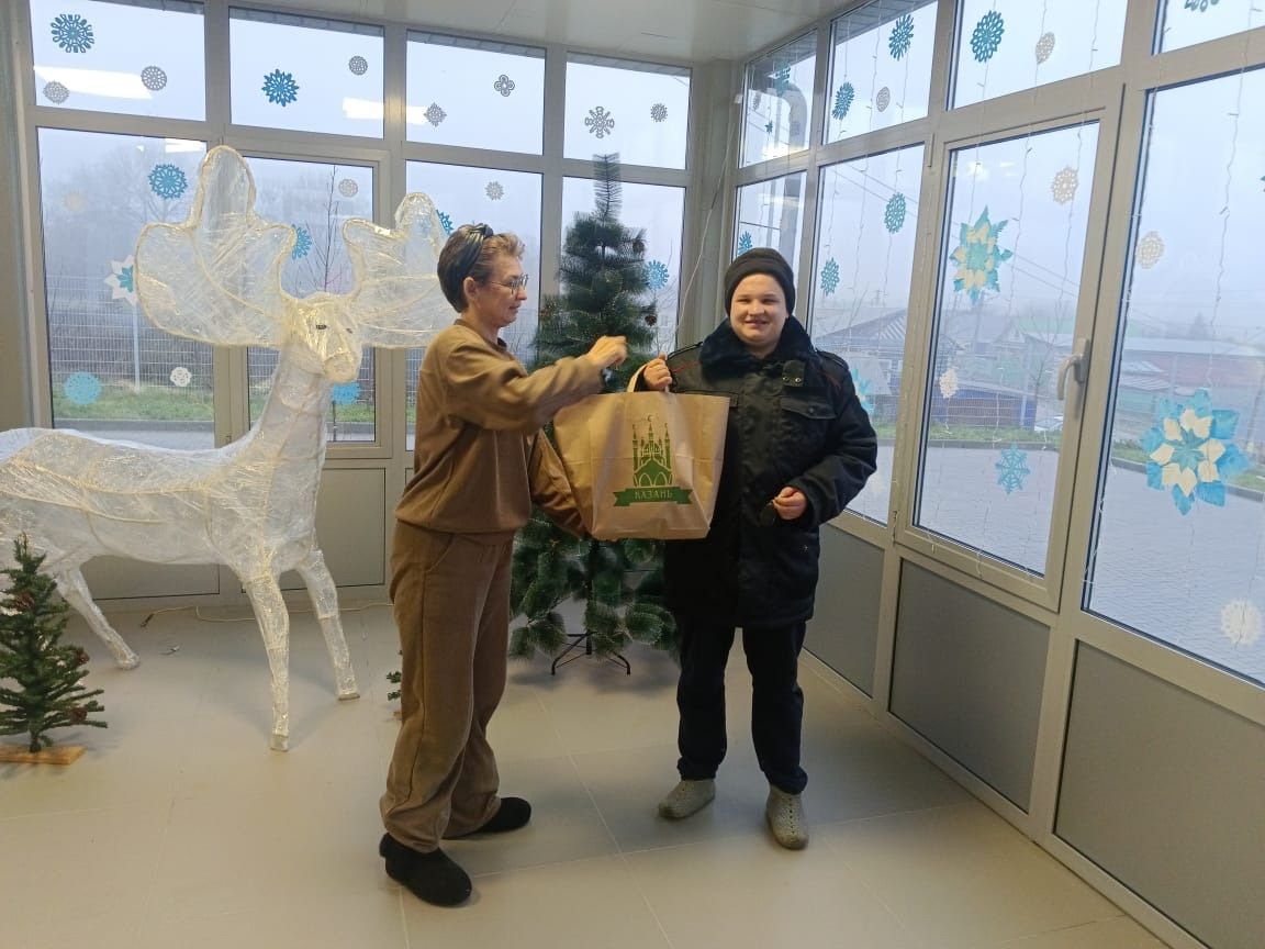 Олы ачасырлылар физик мөмкинлеге чикләнгән авылдашларына бүләкләр тапшырды