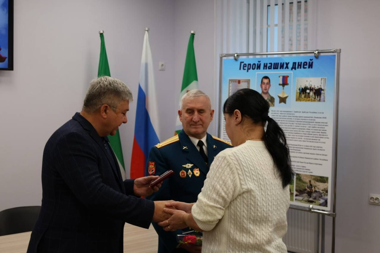 Яшел Үзәндә МХОда һәлак булган сугышчыларның гаиләләренә дәүләт бүләкләре тапшырылды