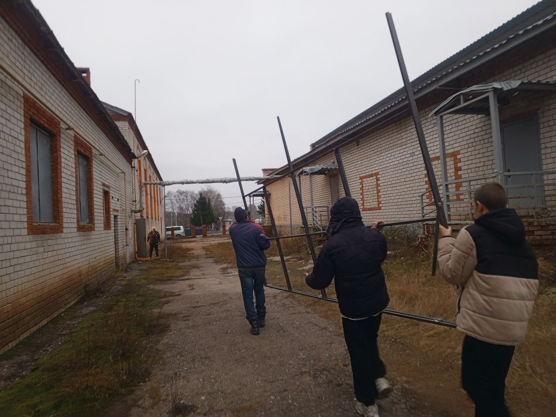 Норлат балалар йорты тәрбияләнүчеләре маскировка челтәрләрен үрү станогын конструкторлаштырды