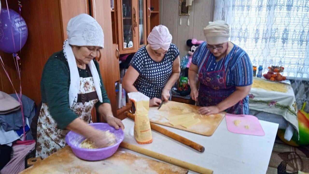 Яшел Үзәннең Мулла Иле авылы хатын-кызлары МХОда булган якташларына токмач баса
