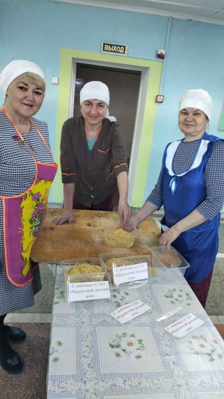 Яшел Үзәннең Норлат балалар йорты хезмәткәрләре МХО көрәшчеләренә токмач әзерләде