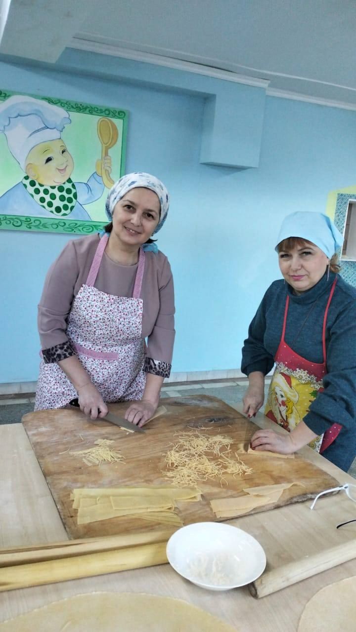 Яшел Үзәннең Норлат балалар йорты хезмәткәрләре МХО көрәшчеләренә токмач әзерләде
