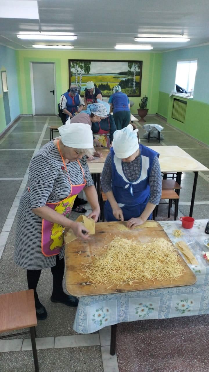Яшел Үзәннең Норлат балалар йорты хезмәткәрләре МХО көрәшчеләренә токмач әзерләде