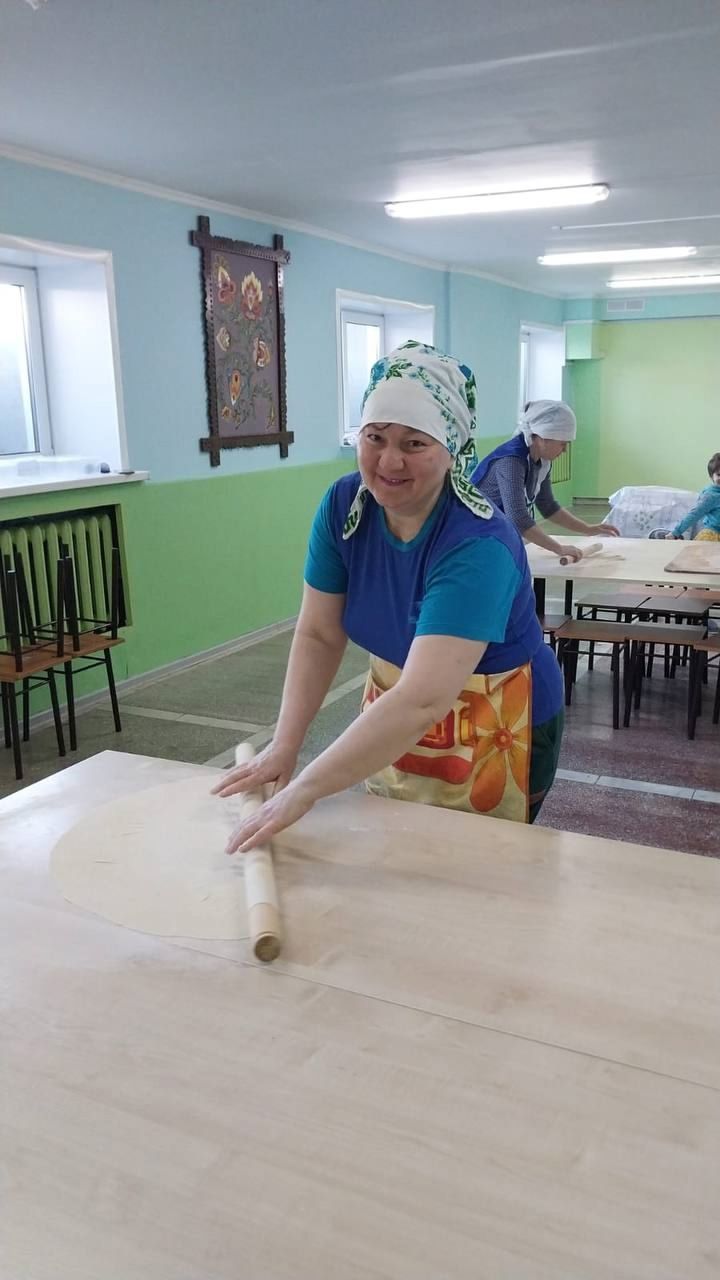 Яшел Үзәннең Норлат балалар йорты хезмәткәрләре МХО көрәшчеләренә токмач әзерләде