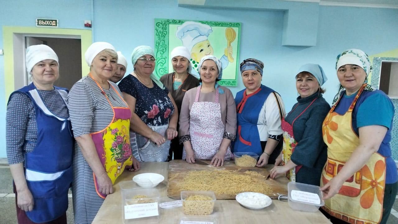 Яшел Үзәннең Норлат балалар йорты хезмәткәрләре МХО көрәшчеләренә токмач әзерләде