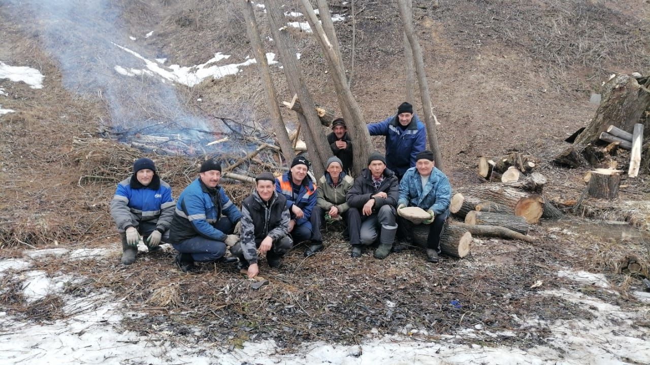Яшел Үзән районы Бәчек авылы егетләре «Әниләр» чишмәсе янын җыештырган