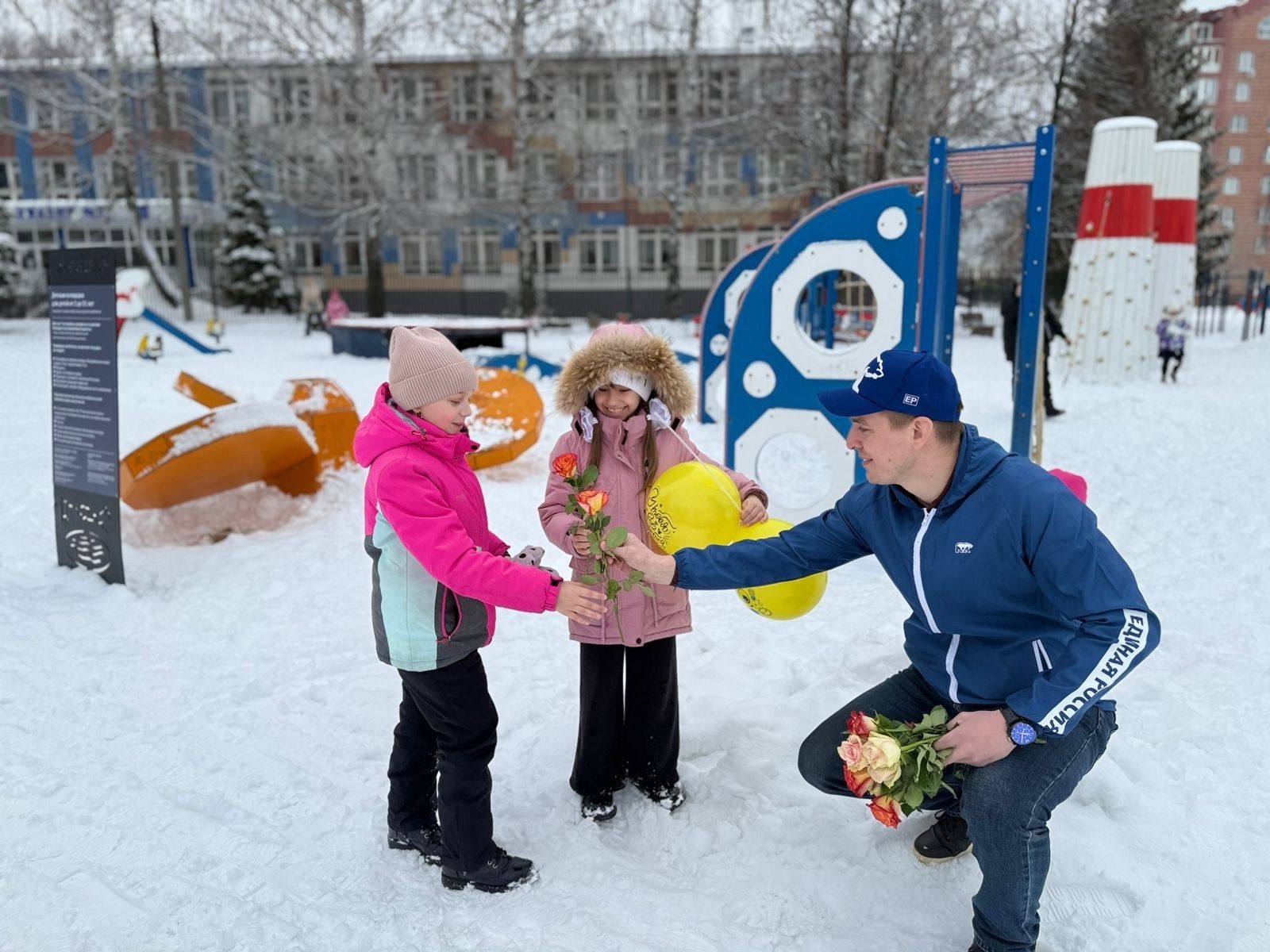Яшел Үзән урамнарында гүзәл затларга чәчкәләр бүләк иттеләр