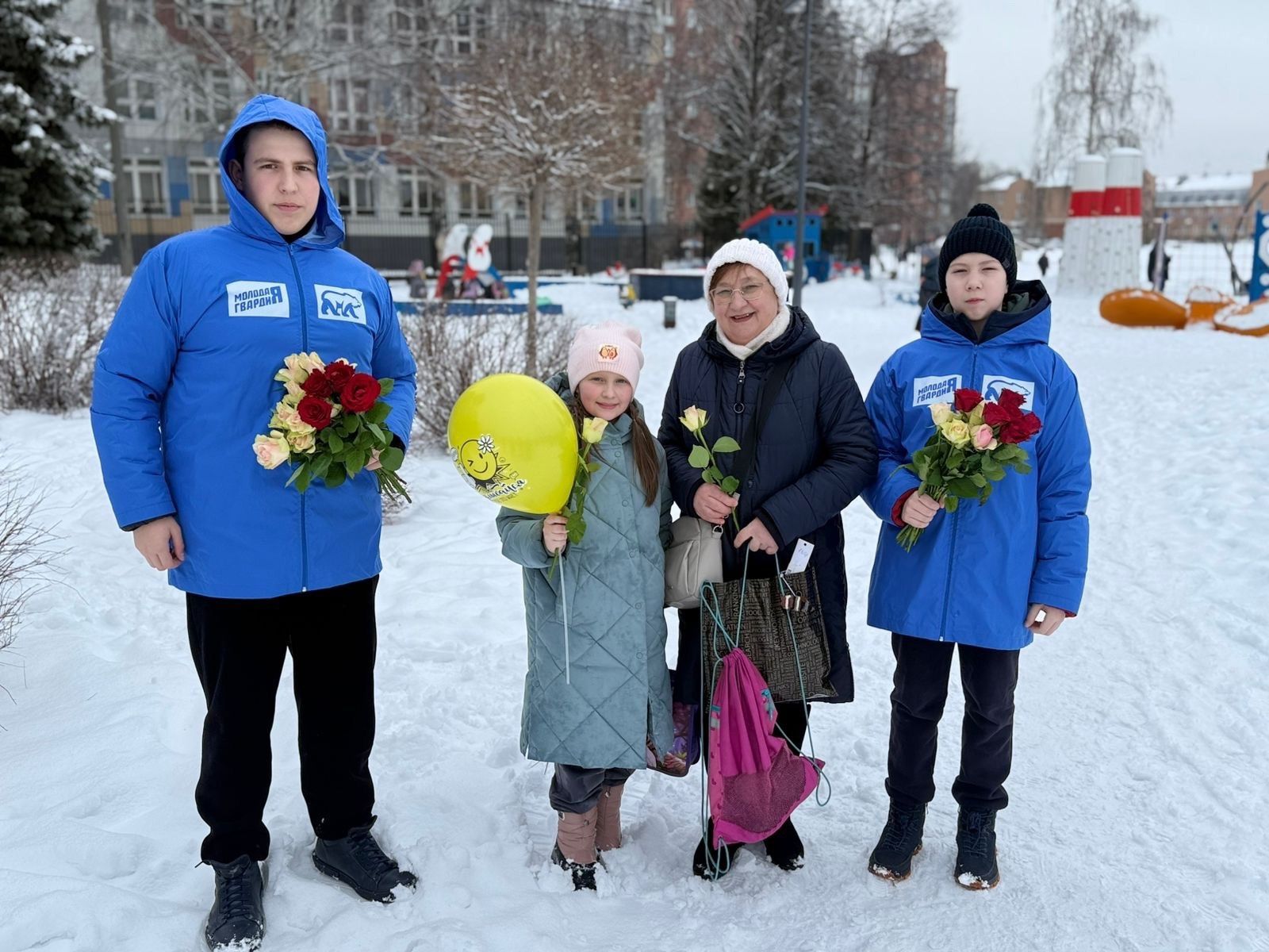 Яшел Үзән урамнарында гүзәл затларга чәчкәләр бүләк иттеләр