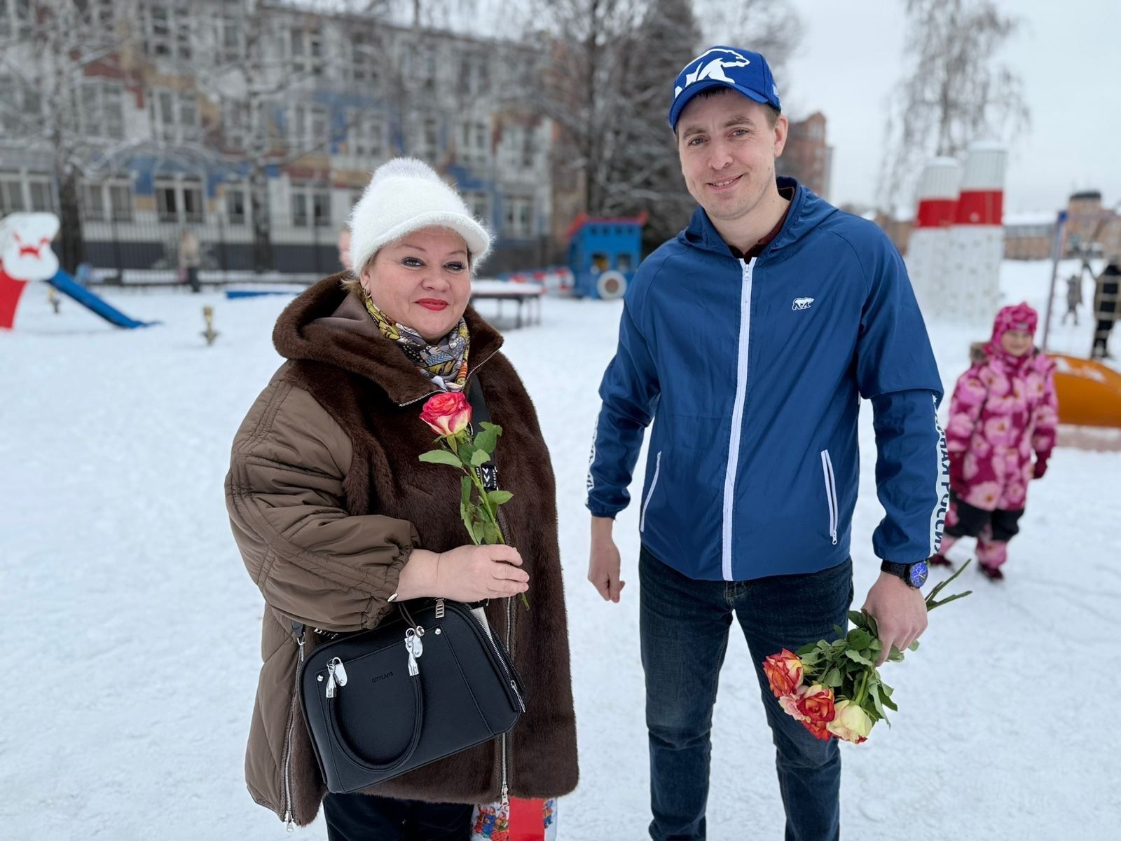 Яшел Үзән урамнарында гүзәл затларга чәчкәләр бүләк иттеләр