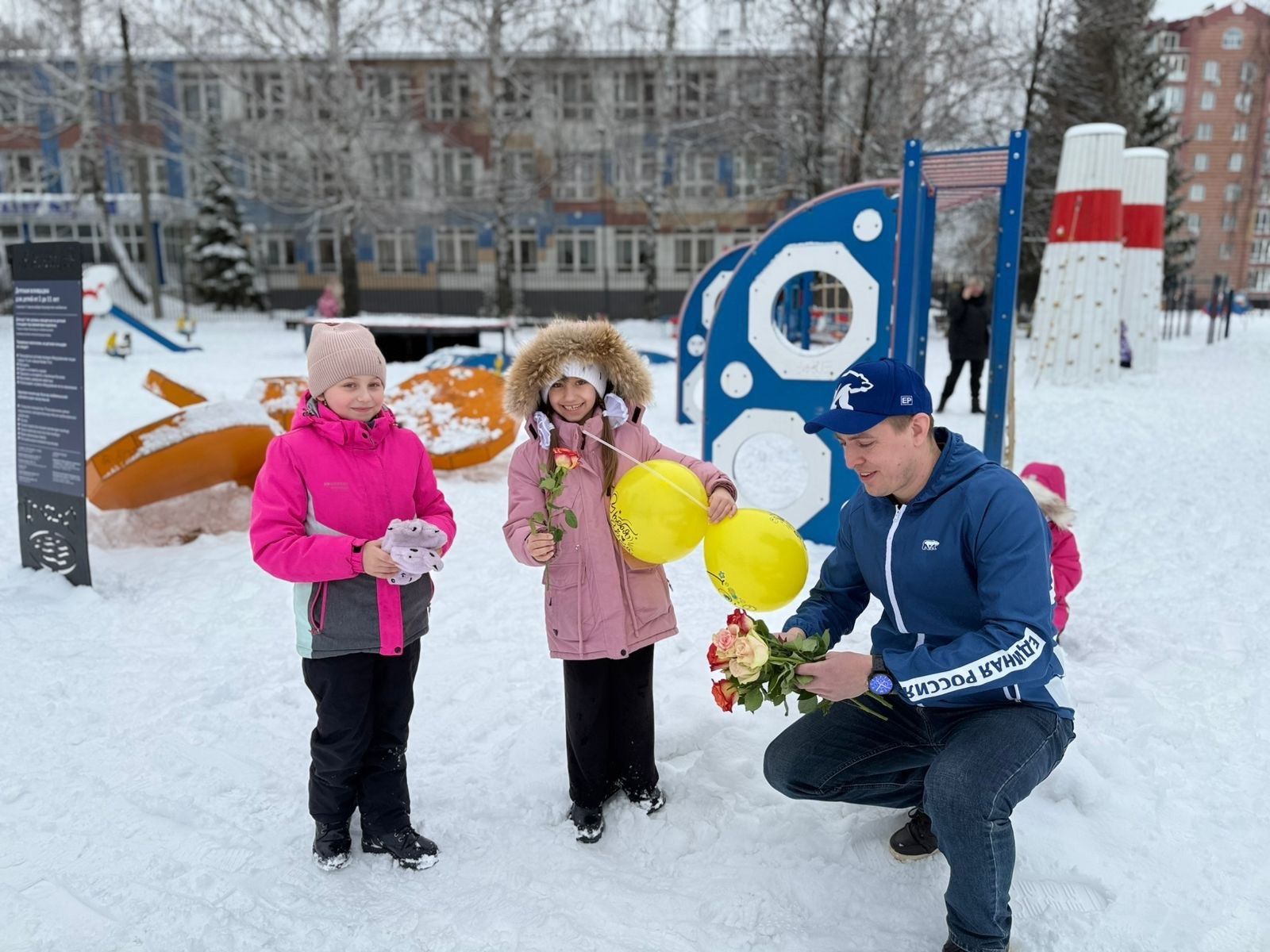 Яшел Үзән урамнарында гүзәл затларга чәчкәләр бүләк иттеләр
