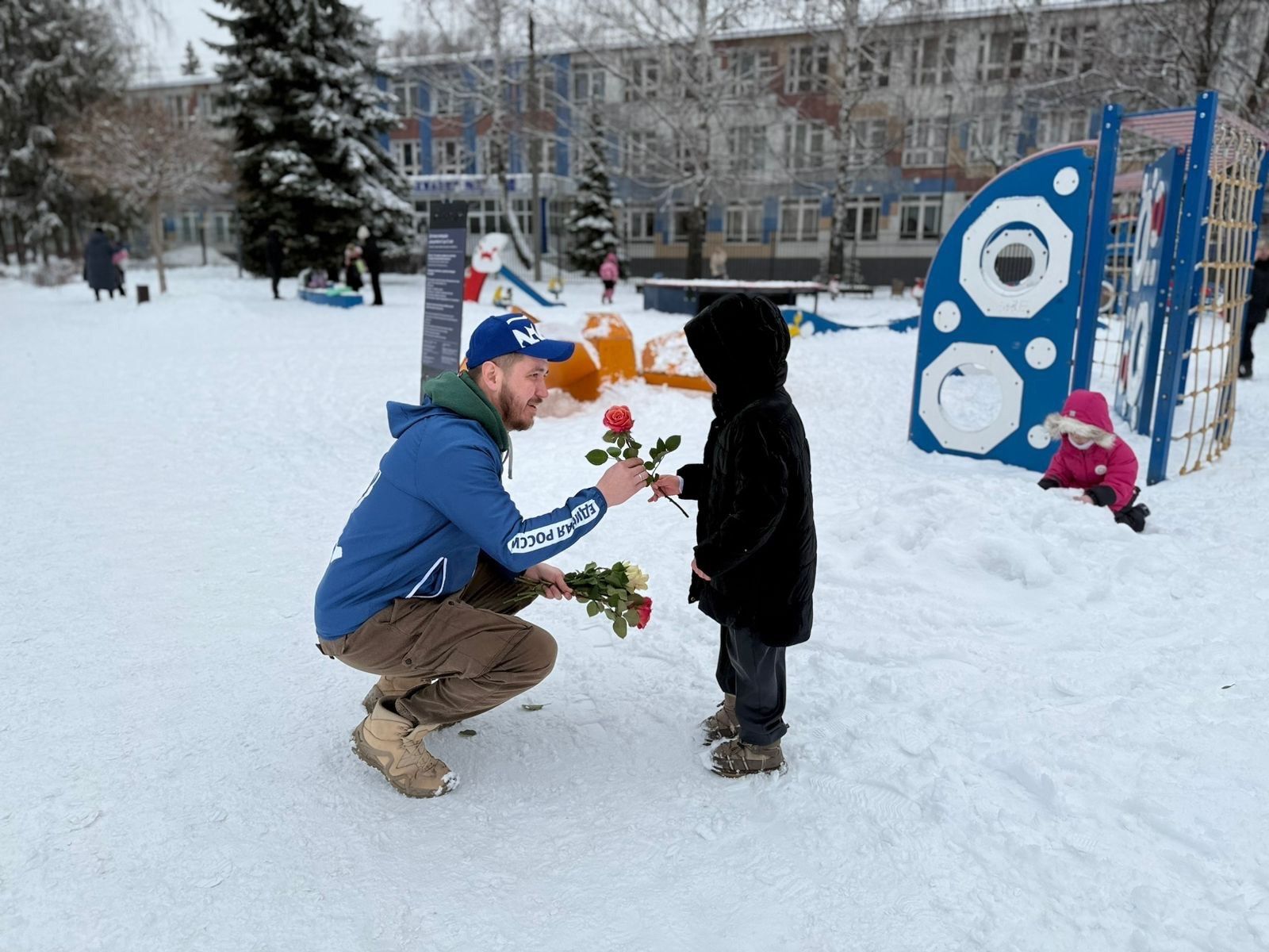 Яшел Үзән урамнарында гүзәл затларга чәчкәләр бүләк иттеләр