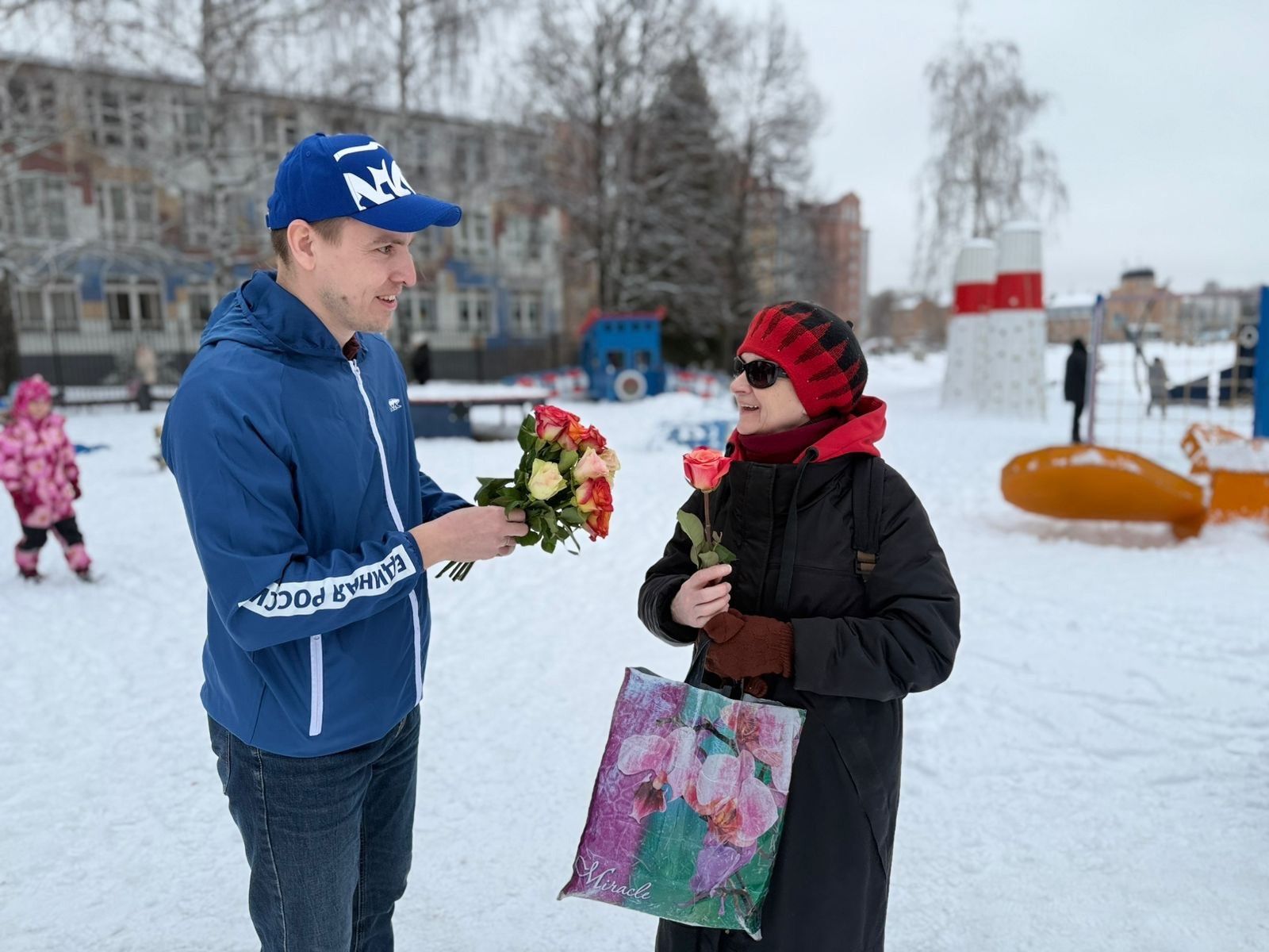 Яшел Үзән урамнарында гүзәл затларга чәчкәләр бүләк иттеләр