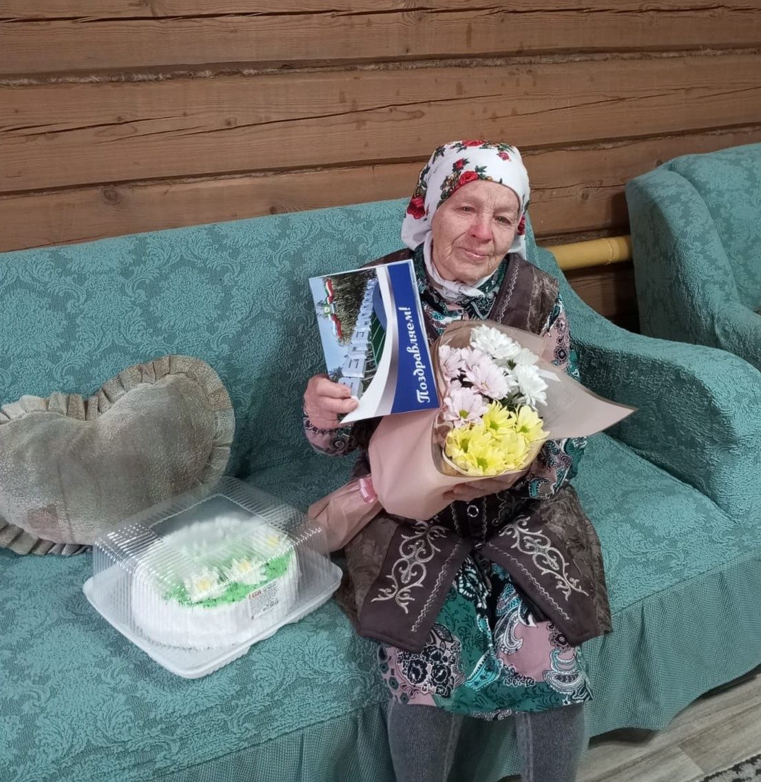 Яшел Үзән районы Олы Яке авыл җирлегендә яшәүче Әлфия Зәйнулла кызы Вәлиева 90 яшьлек юбилеен билгеләп үтә