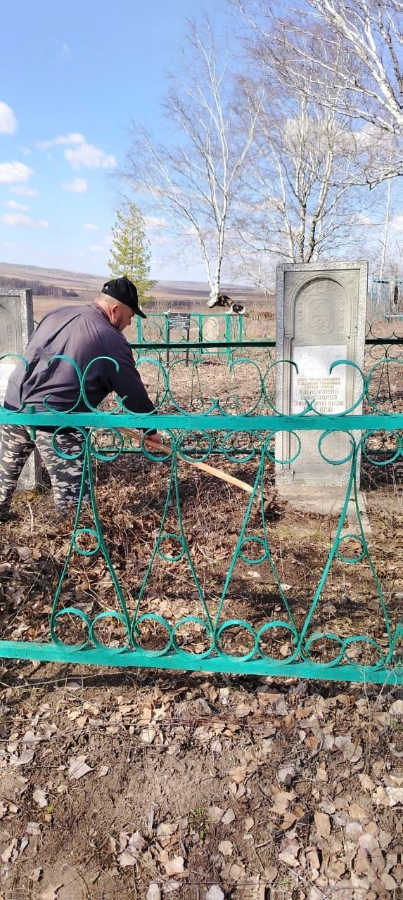 Яшел Үзән районы Түбән Урысбага җирлегендә бүген авыл тирәләрен җыештыру буенча өмә уздырганнар