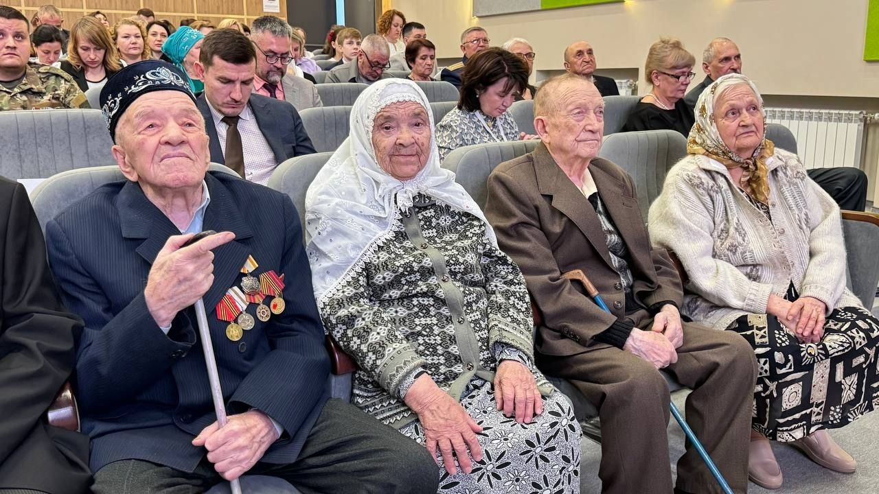 Яшел Үзәндә  «Бердәм РОССИЯ» партиясенең күчмә утырышы уза
