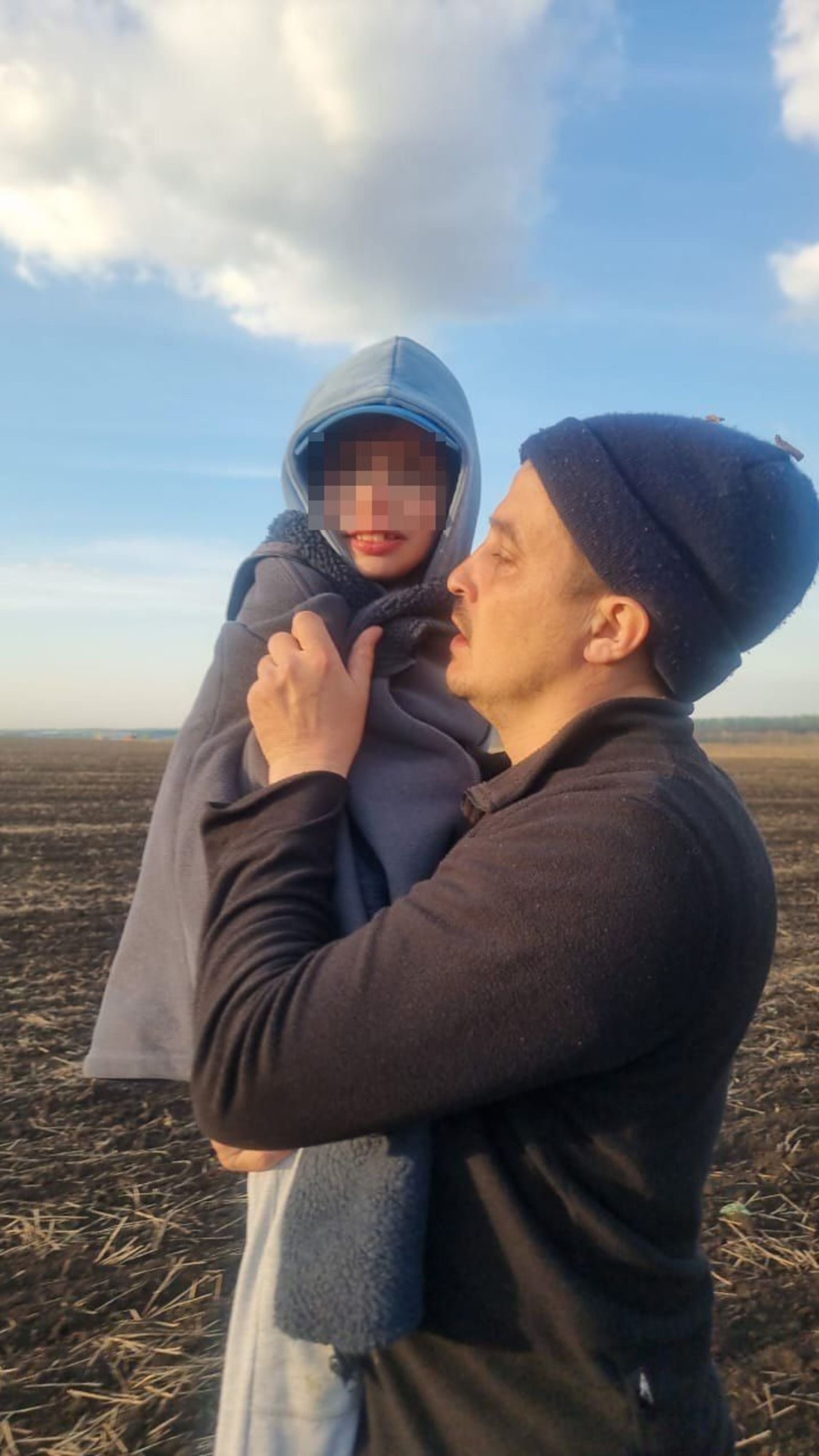 Кечкенә бала кырда төн кунган
