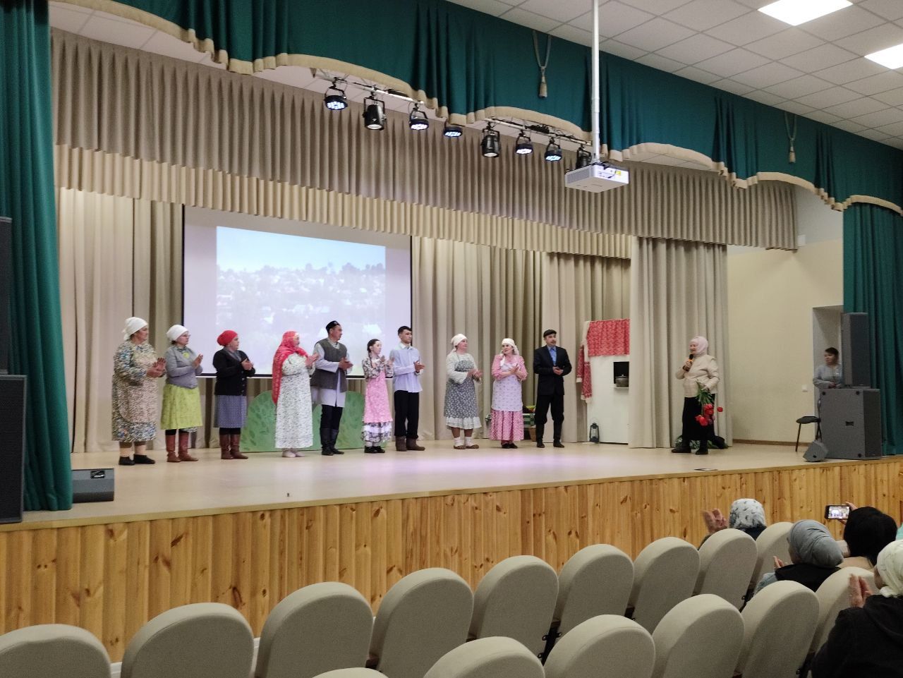 Олы Ачасыр мәдәният йортында Зәки Зәйнуллинның «41нең арбалы хатыннары» дигән спектакль куелды