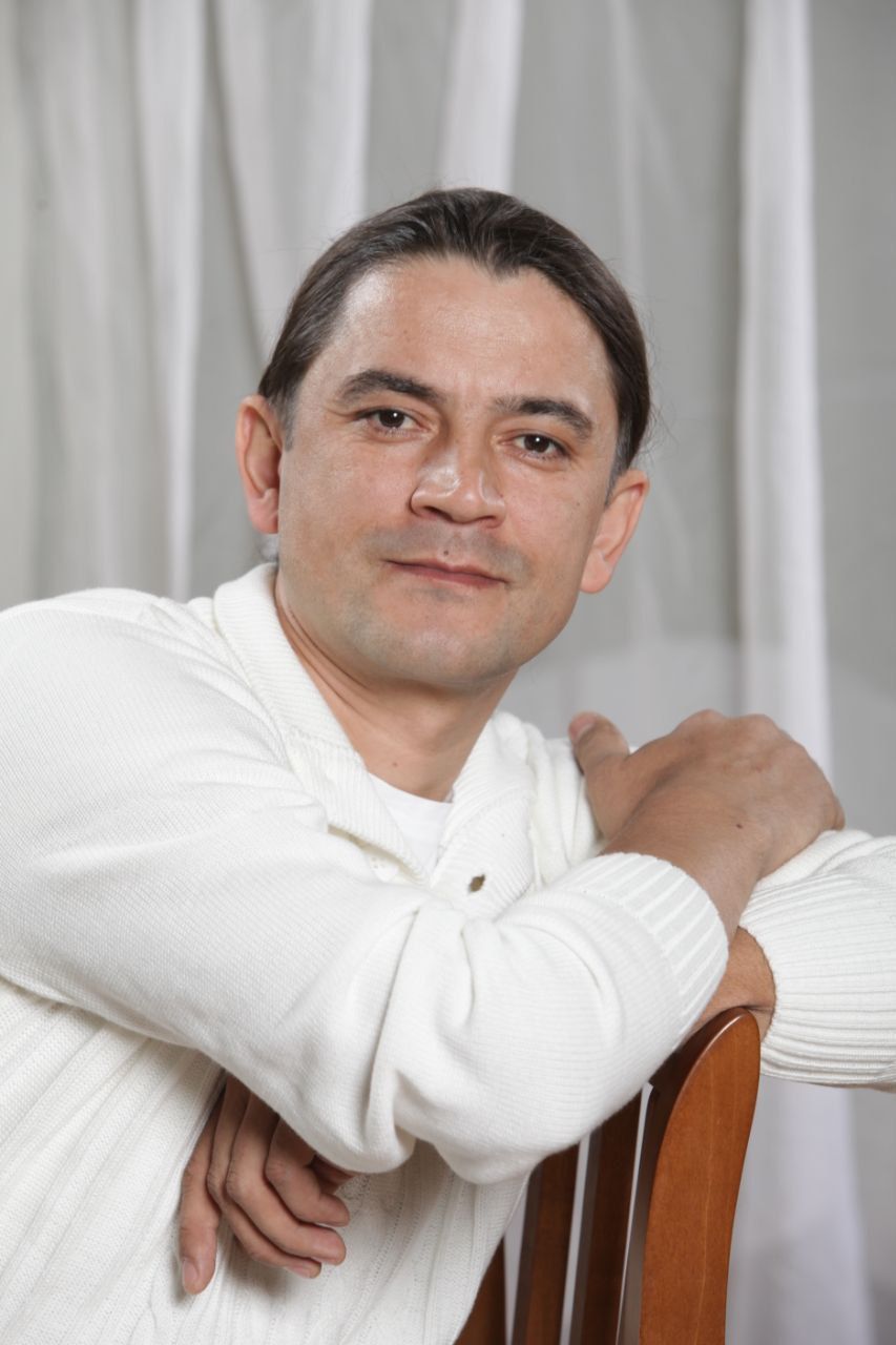 Кариев театры артисты Илнар Низамиев: «15 яшемдә игезәк сыңарым үлде»