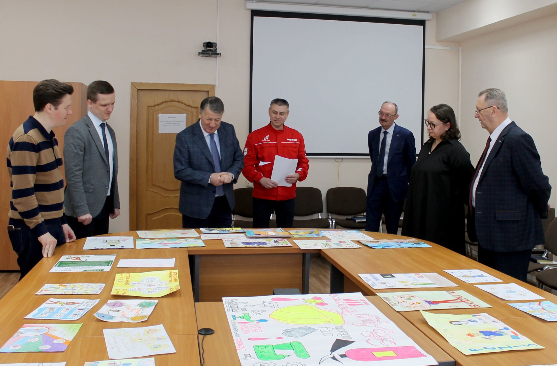 ПОЗиС АҖдә үз хезмәткәрләре турында кайгыртуга җитди караш куелган һәм бу юнәлештә гел яңарышка омтылу, эзләнү