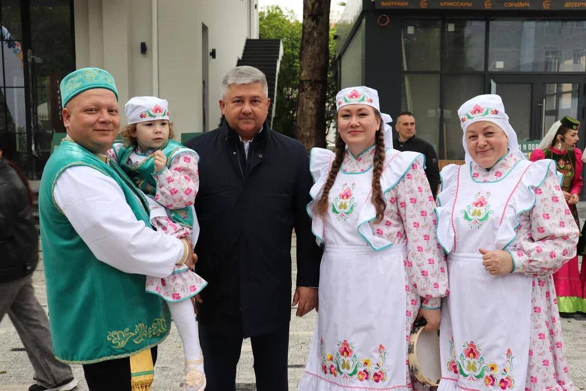 Сочида узган Көньяк Сабантуенда Карагуҗа иҗади гаиләсе халыкны гаҗәпкә калдырды