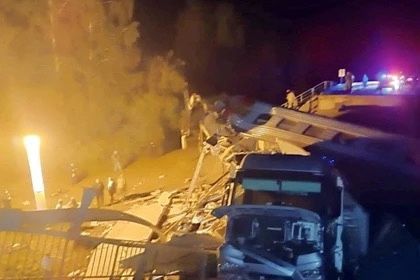 Поезд өстенә күпер ишелеп, 7 кеше һәлак булган
