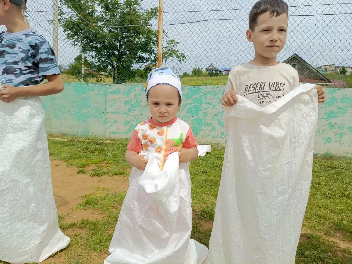 Халыкара балаларны яклау көне уңаеннан, Бакырчы авылы спорт мәйданчыгында балалар өчен бәйрәм чарасы оештырганнар