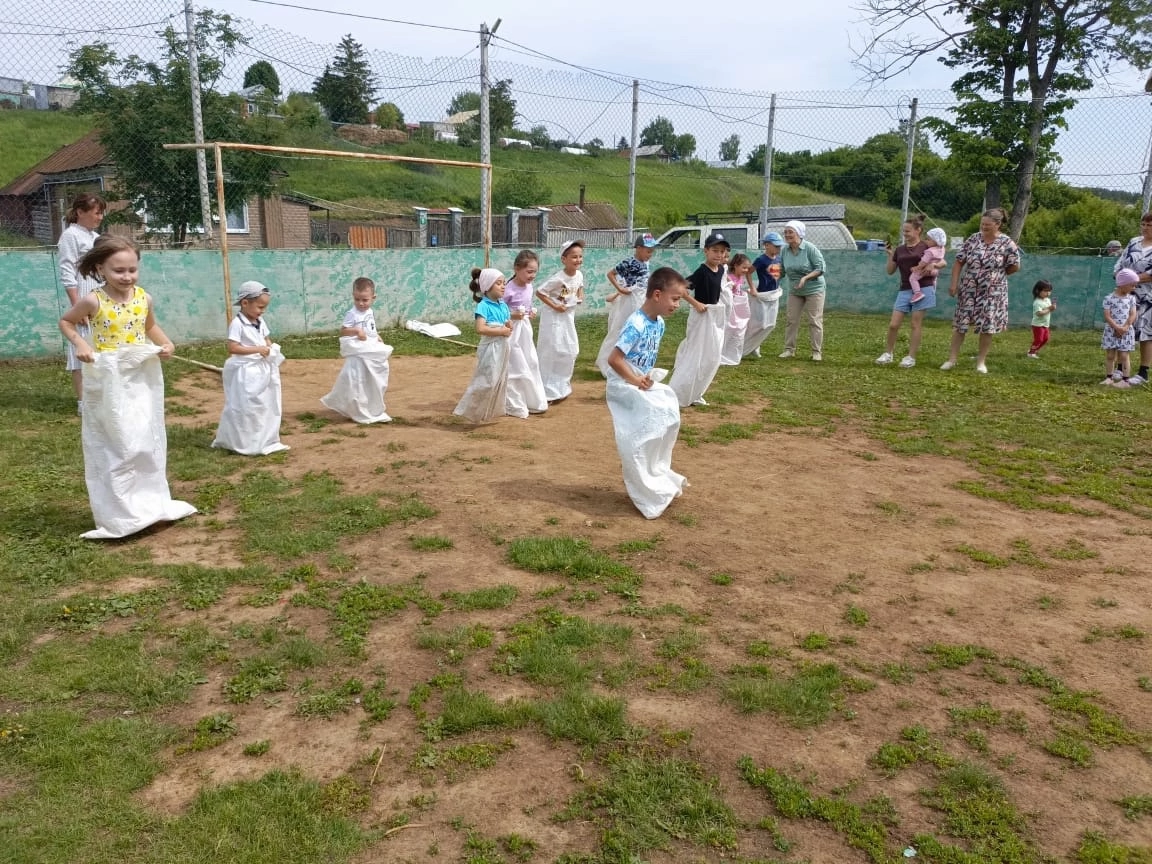 Халыкара балаларны яклау көне уңаеннан, Бакырчы авылы спорт мәйданчыгында балалар өчен бәйрәм чарасы оештырганнар