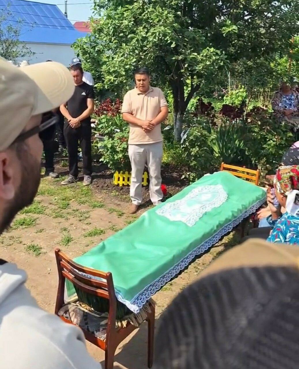 Биюче Азамат Заһиров белән хушлашырга килгән халык урамнарга сыймаган