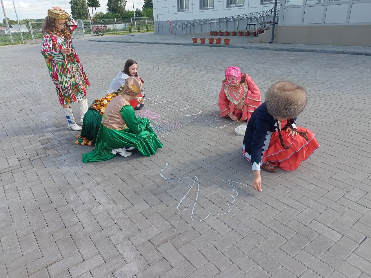 Россия көне уңаеннан Олы Ачасыр мәдәният йорты ишегалдында балалар рәсем ясады