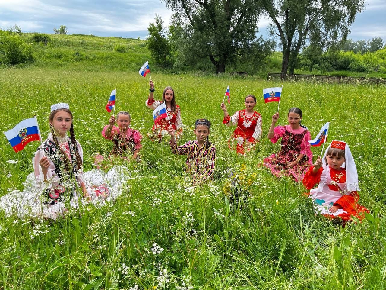 Акъегет авылының яшь кызлары «Россия көненә милли кием ки» бөтенроссия акциясенә кушылды