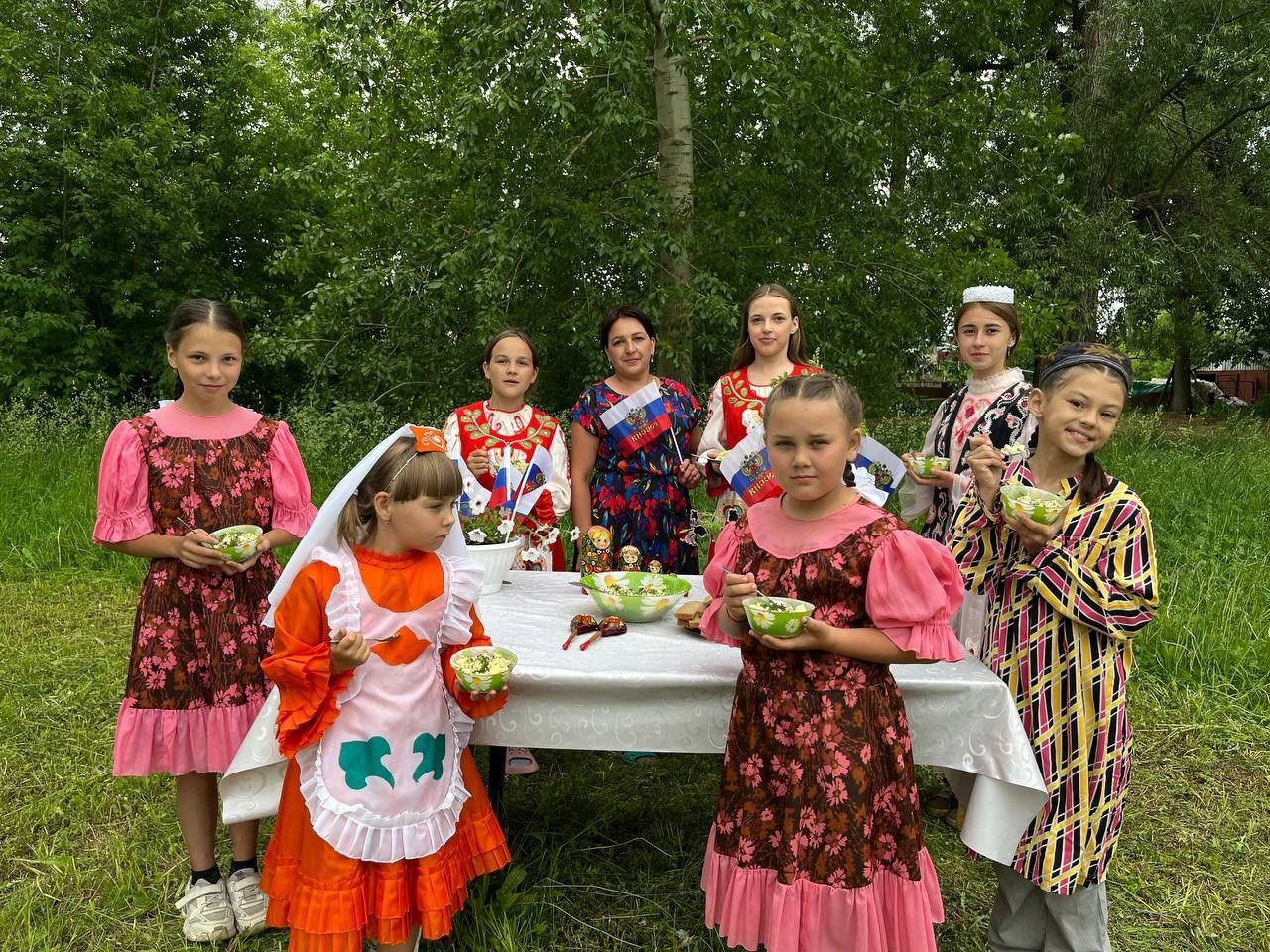 Акъегет авылында «Мастер шеф» түгәрәгенә йөрүче кызлар Россия көнен «тәмле» үткәргән