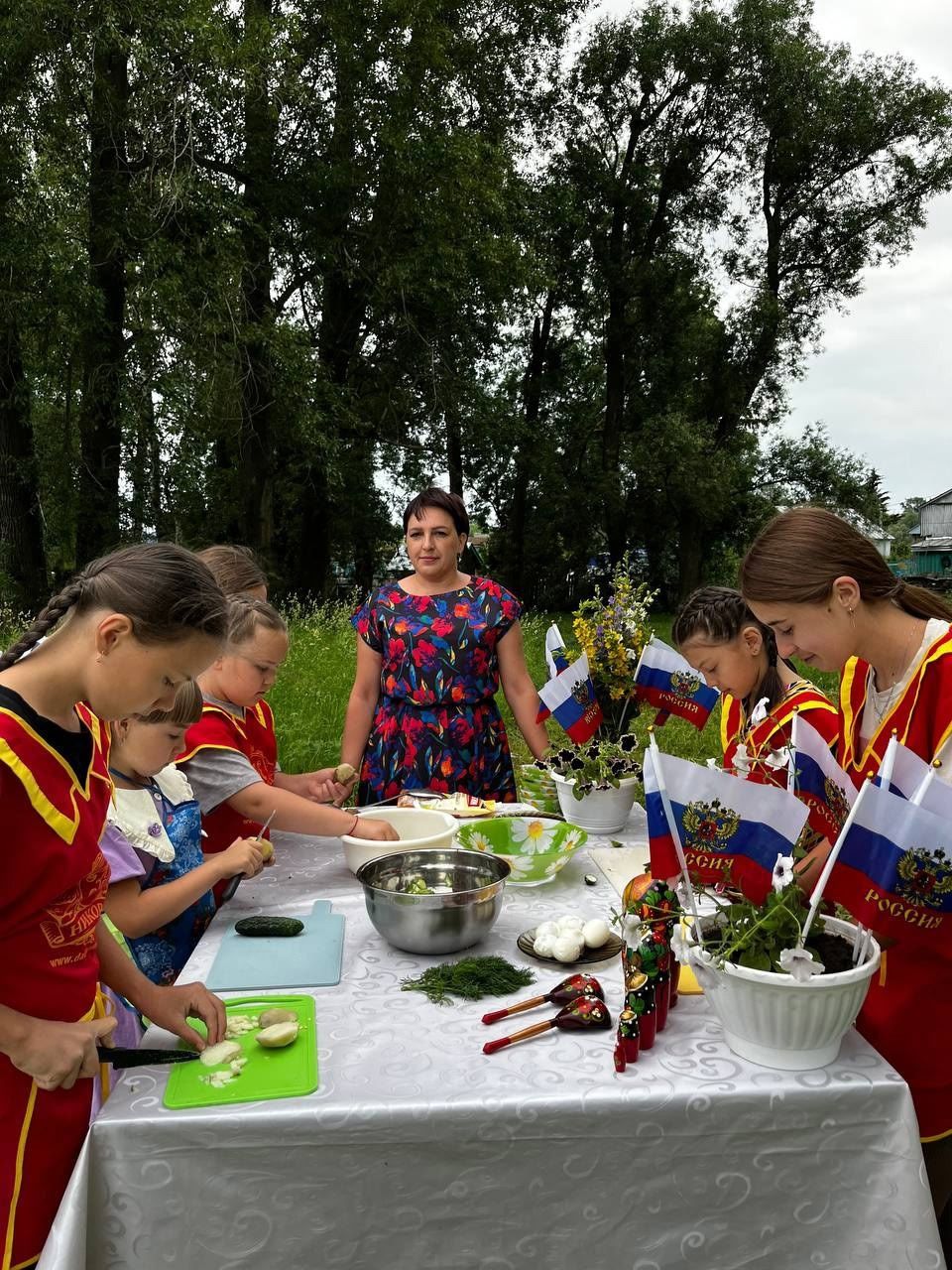 Акъегет авылында «Мастер шеф» түгәрәгенә йөрүче кызлар Россия көнен «тәмле» үткәргән