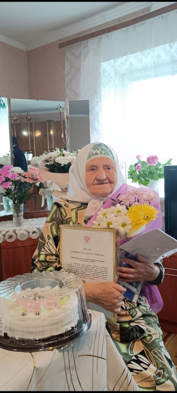 Кече Шырдан авылында яшәүче Илһамия Гали кызы Сибгатуллина 90 яшьлеген каршы алды