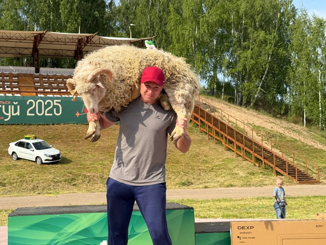 Төп батыр Айдар Әхмәтов Сабантуй мәйданыннан яңа машинада китте