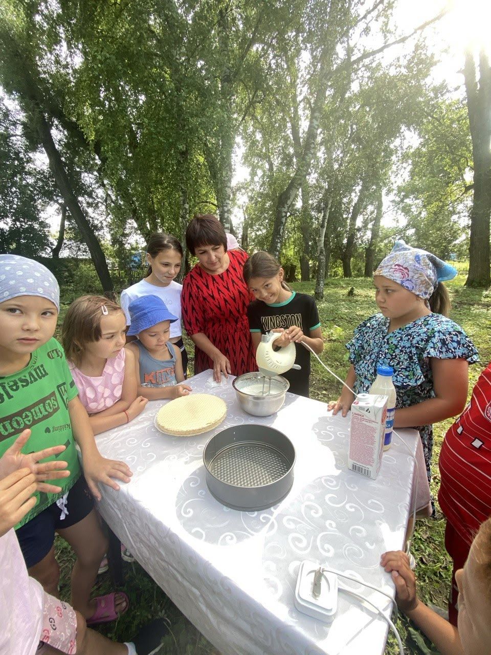 Акъегет авылы балалары Рәшидә Борһанова белән өй шартларында туңдырма ясаган