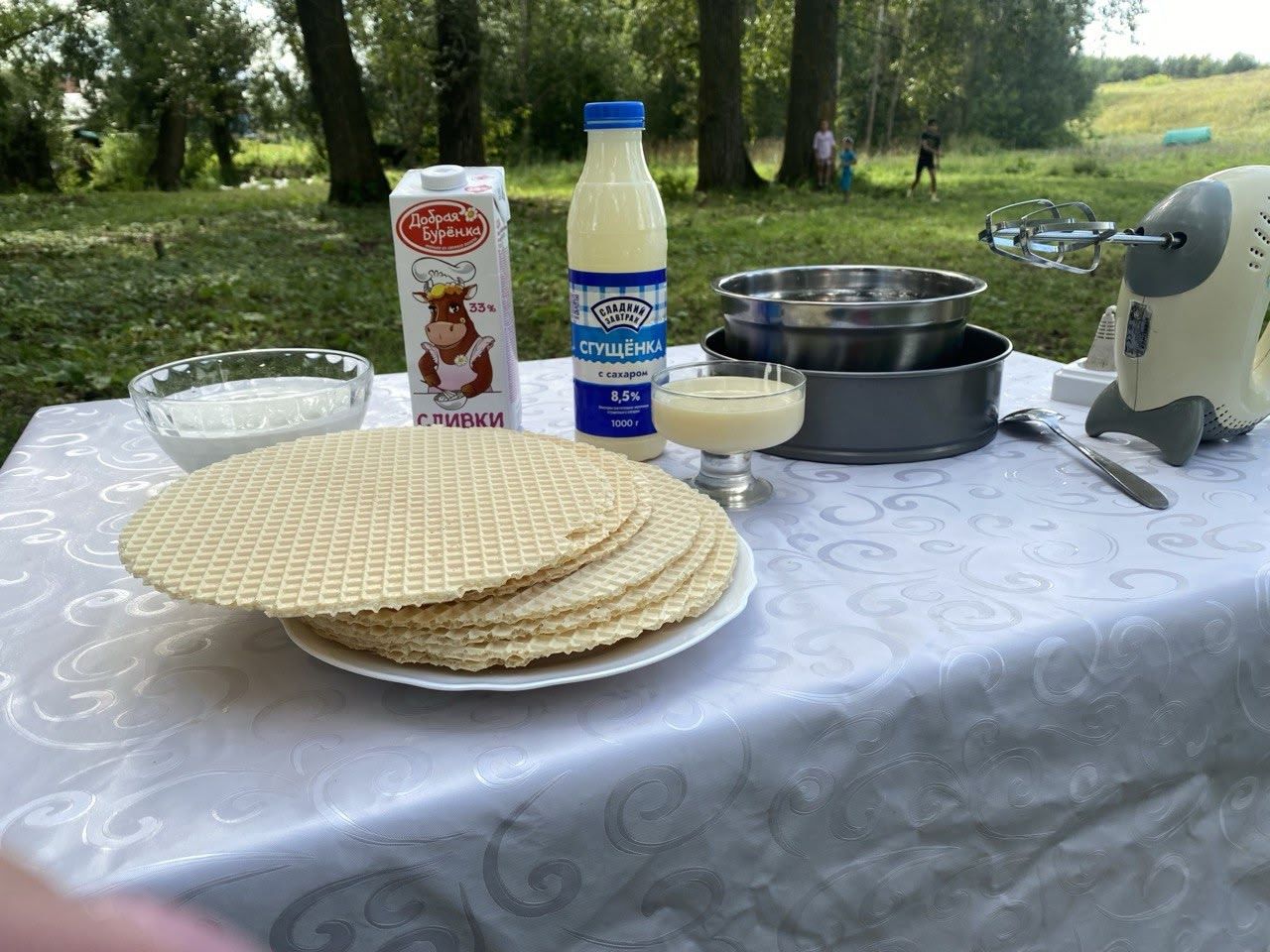 Акъегет авылы балалары Рәшидә Борһанова белән өй шартларында туңдырма ясаган