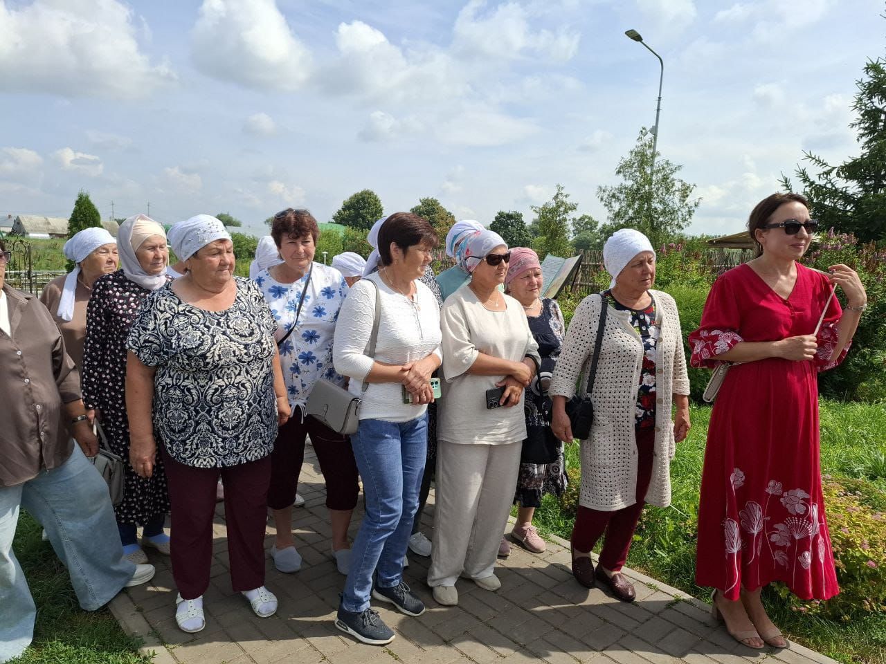 «Өмет» волонтерлар төркеме һәм МХО катнашучыларның аналары Яңа Кырлай авылына сәяхәт кылды