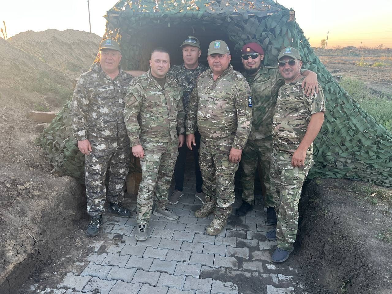 Михаил Афанасьев МХО көрәшчеләренә гуманитар ярдәм тапшыра