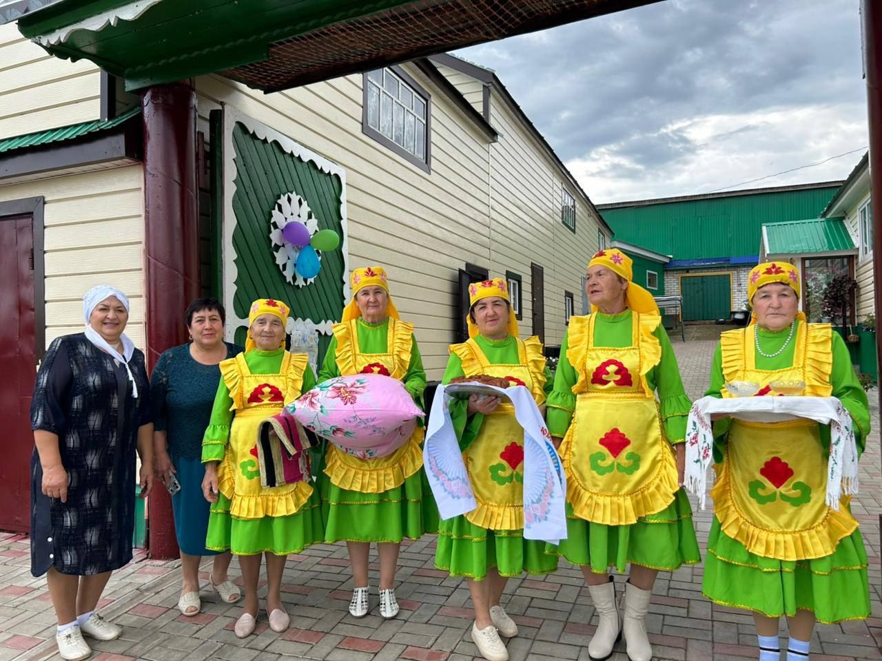 Яке авылында киленнәрне борынгы йолага тугры калып каршы алалар