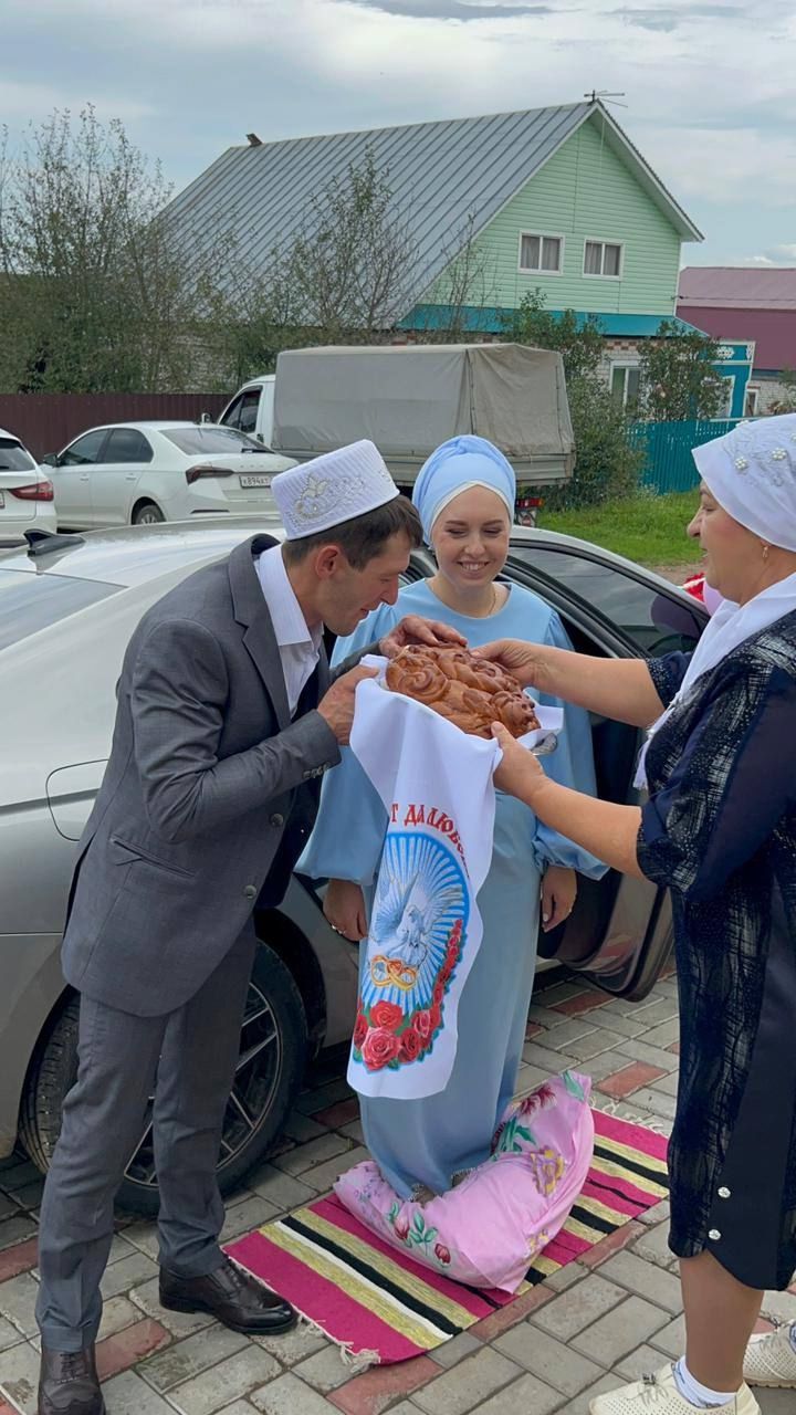 Яке авылында киленнәрне борынгы йолага тугры калып каршы алалар