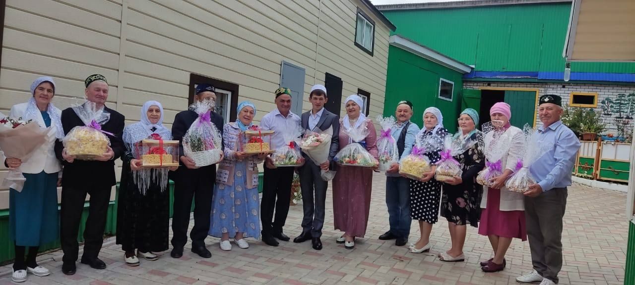 Яке авылында киленнәрне борынгы йолага тугры калып каршы алалар