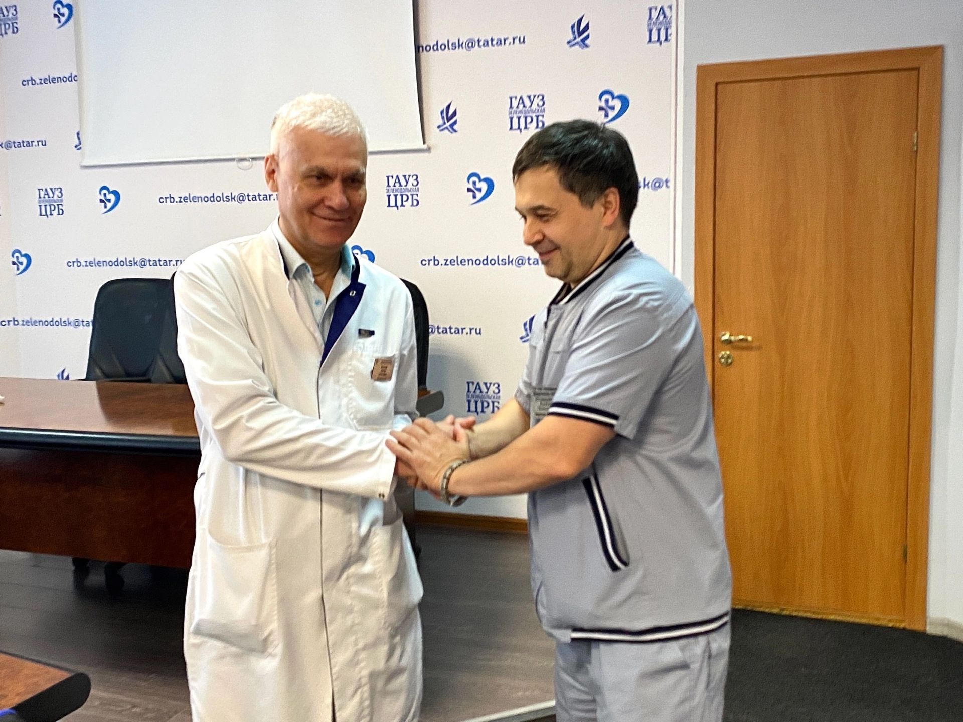 Табибны аягүрә басып озаттылар